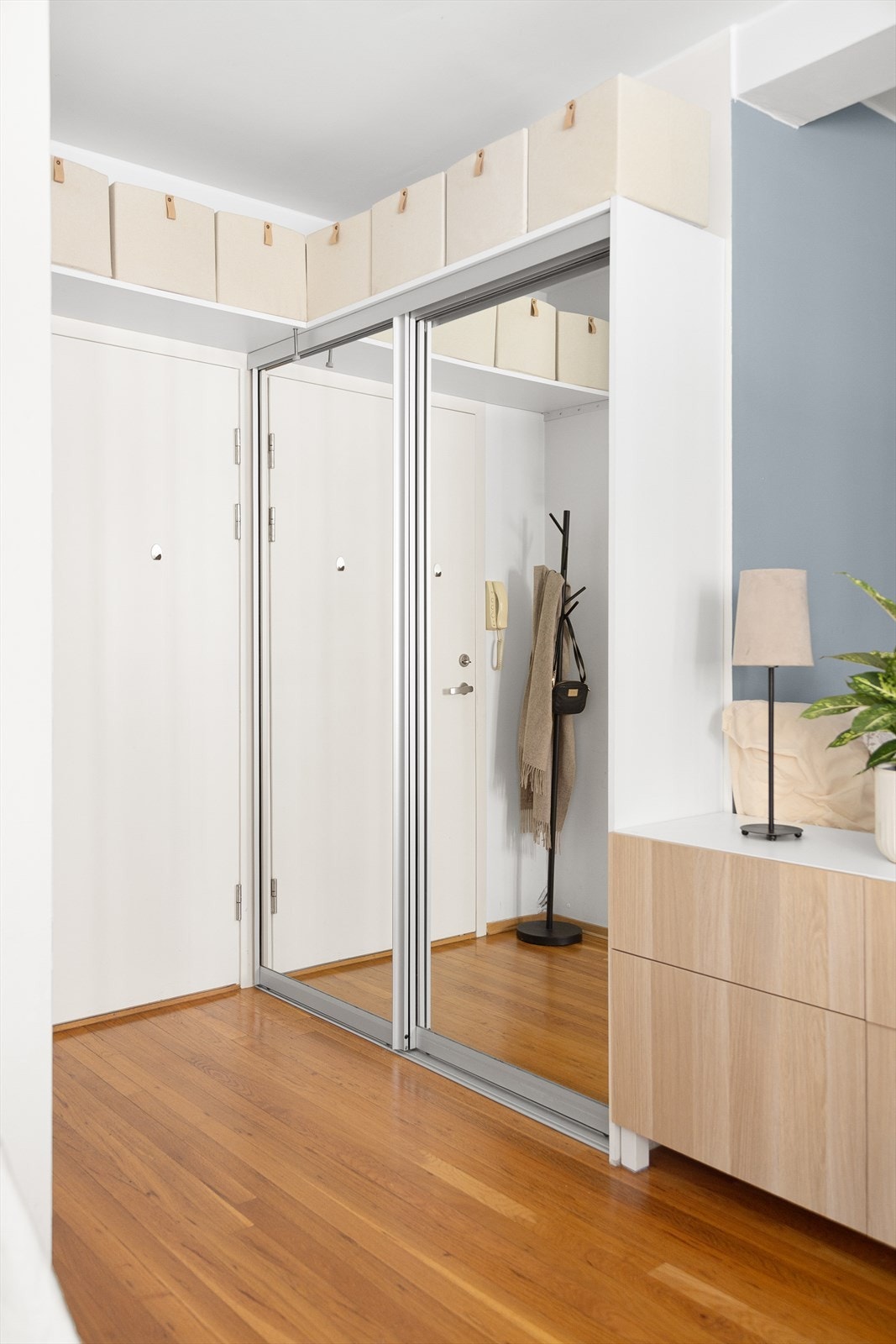 Integrert skyvedørsgarderobe med speilfronter og god plass til oppbevaring fra gulv til tak. Galleribilde