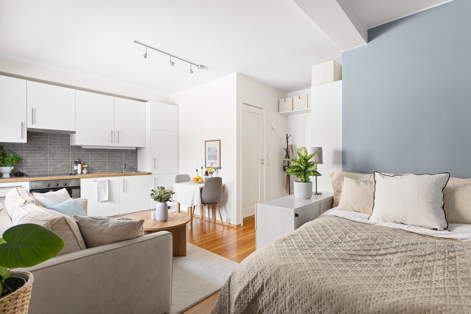 Kvadratmeterne er godt utnyttet med plass til både spisebord og sofagruppe. Galleribilde