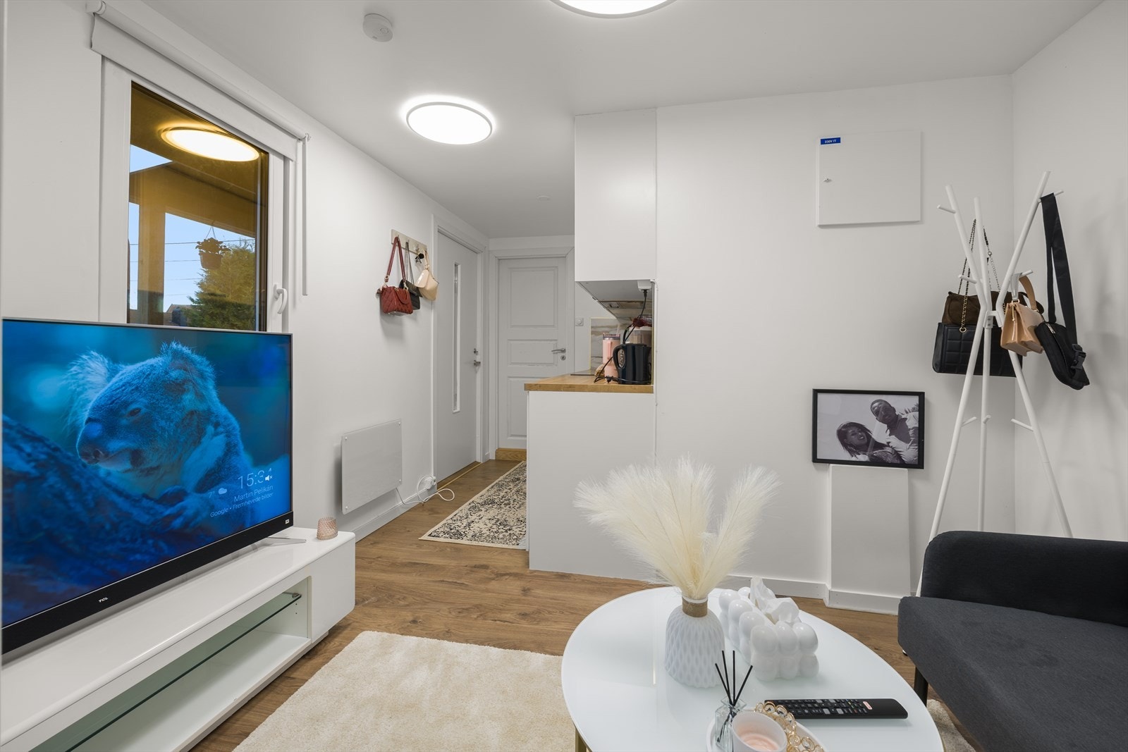 Boligen har en separat utleiedel/hybel som per i dag er utleid til kommunen med en månedlig leieinntekt på kr
9 500 (strøm ikke inkludert). Galleribilde