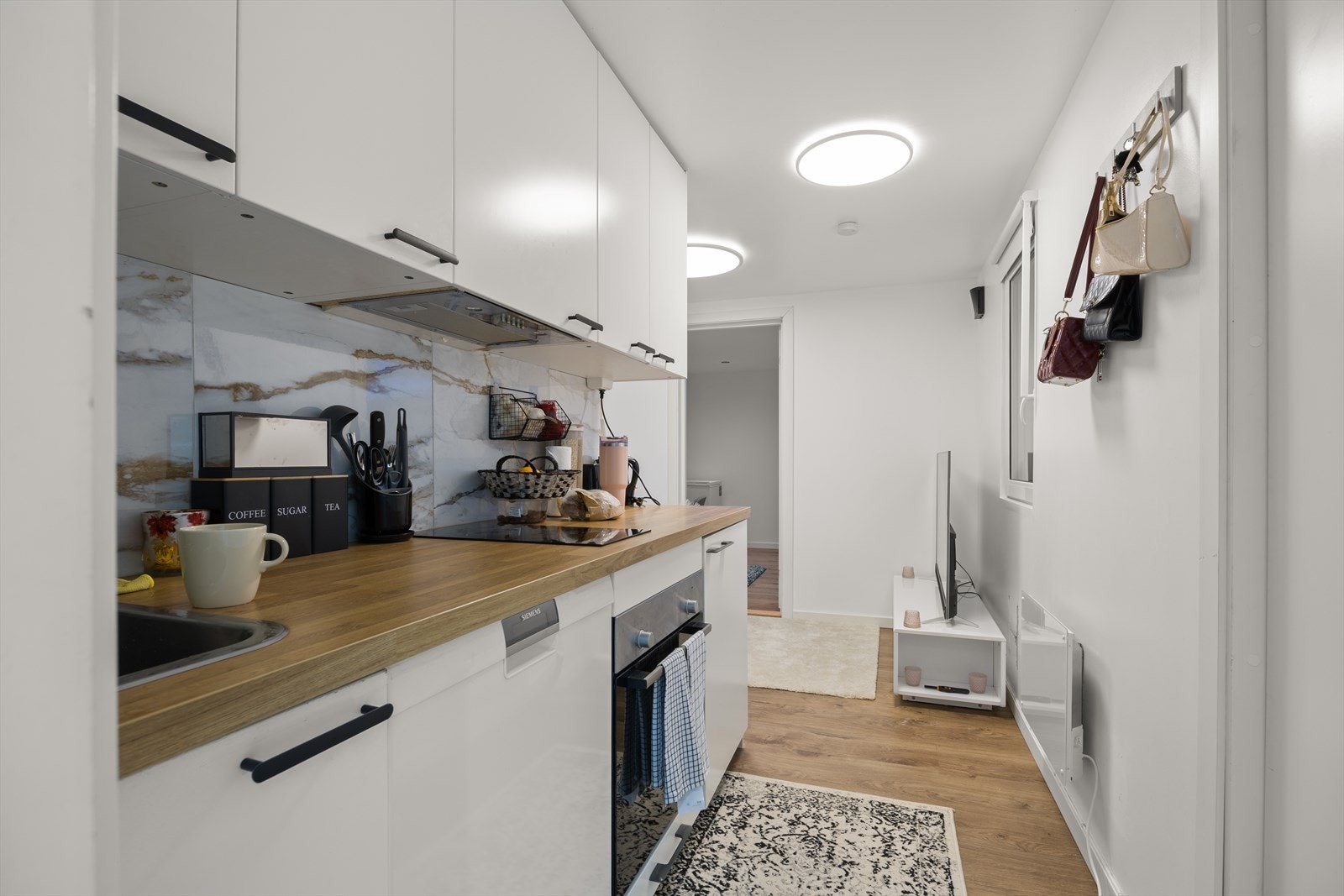 Kjøkkenet i hybel har innredning med glatte fronter. Benkeplaten er av laminat. Det er integrert kjøleskap, nedfelt platetopp med 2 soner, innebygget stekeovn. Etablert vannstoppsystem. Oppvaskmaskin. Det er kjøkkenventilator med avtrekk ut. Galleribilde
