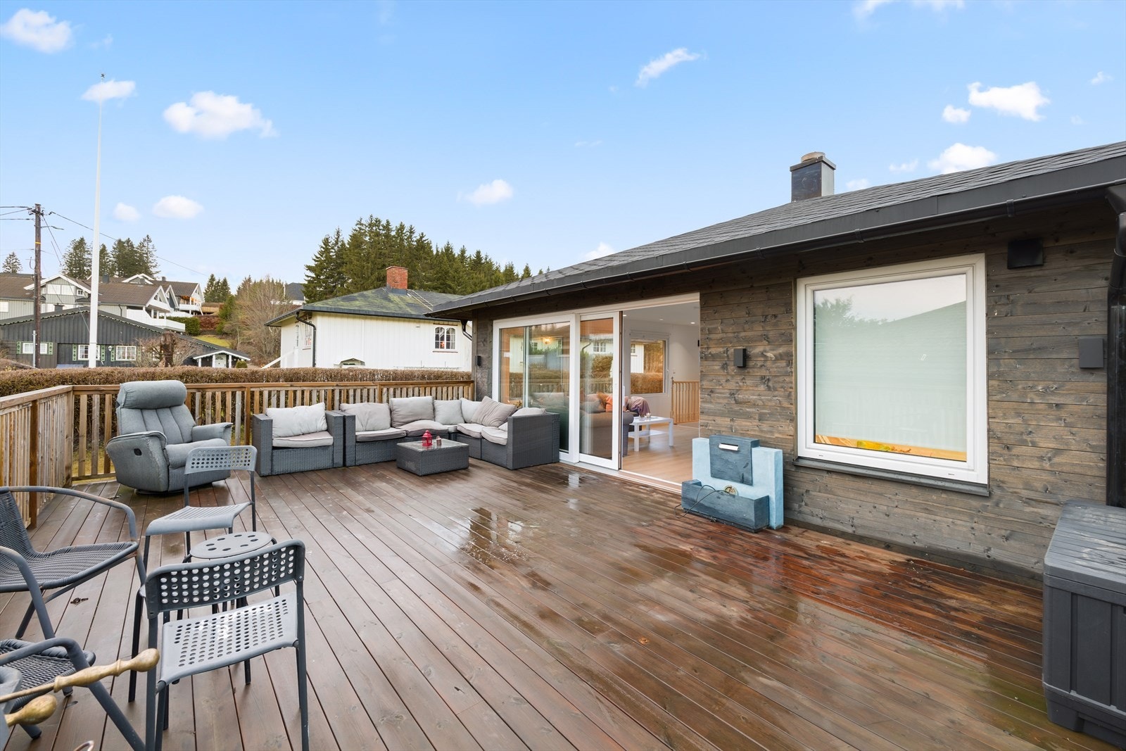 Fra stuen er det utgang til herlig solrik terrasse på 30 kvm. Galleribilde