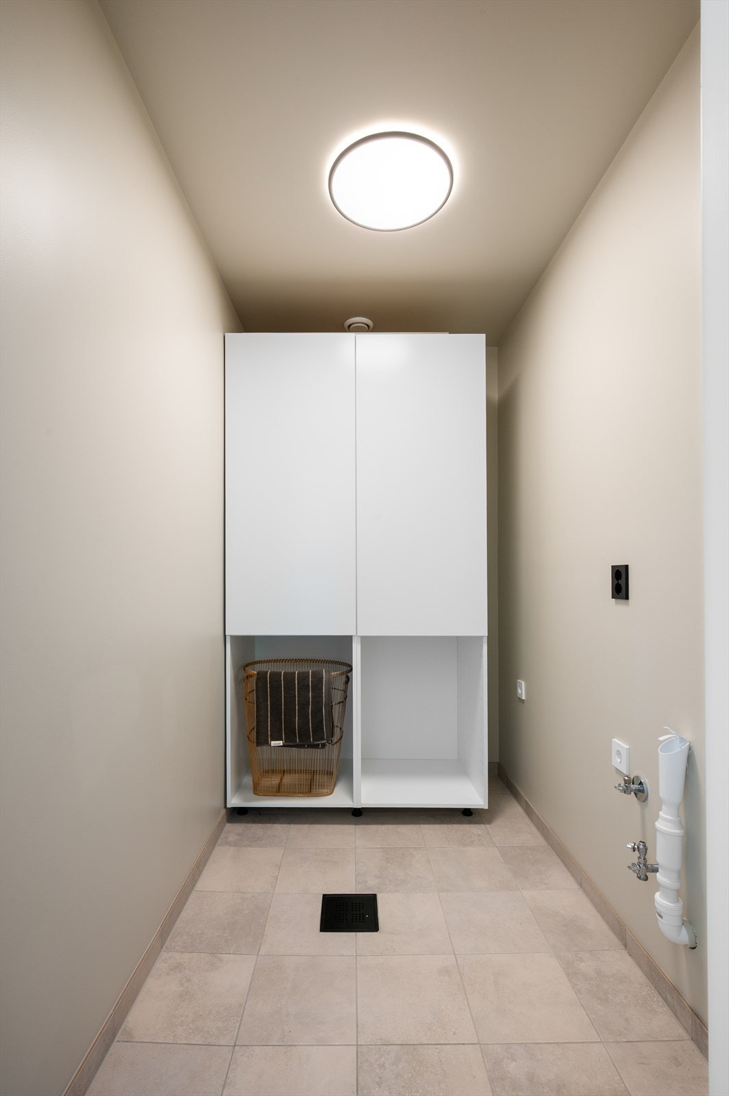 - Vaskerommet måler 3,5m², med opplegg for vaskemaskin og fordelerskap til rør i rør vannforsyning - Galleribilde