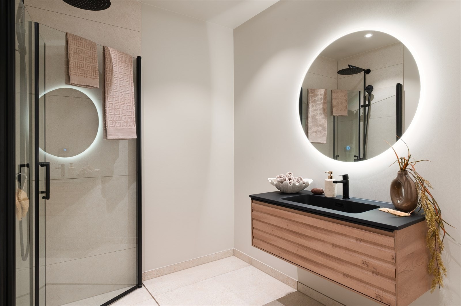 - Badet i hovedetasjen måler 5m² - Galleribilde