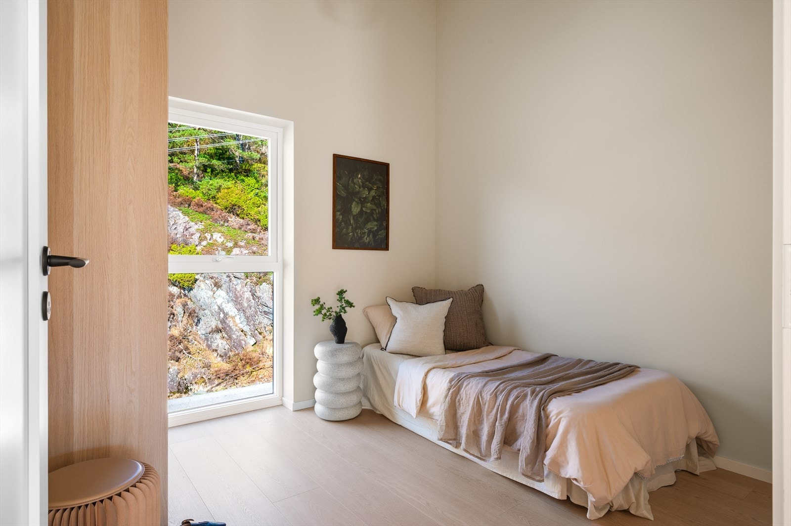 - Hovedetasjens andre soverom måler 8,6m² - Galleribilde