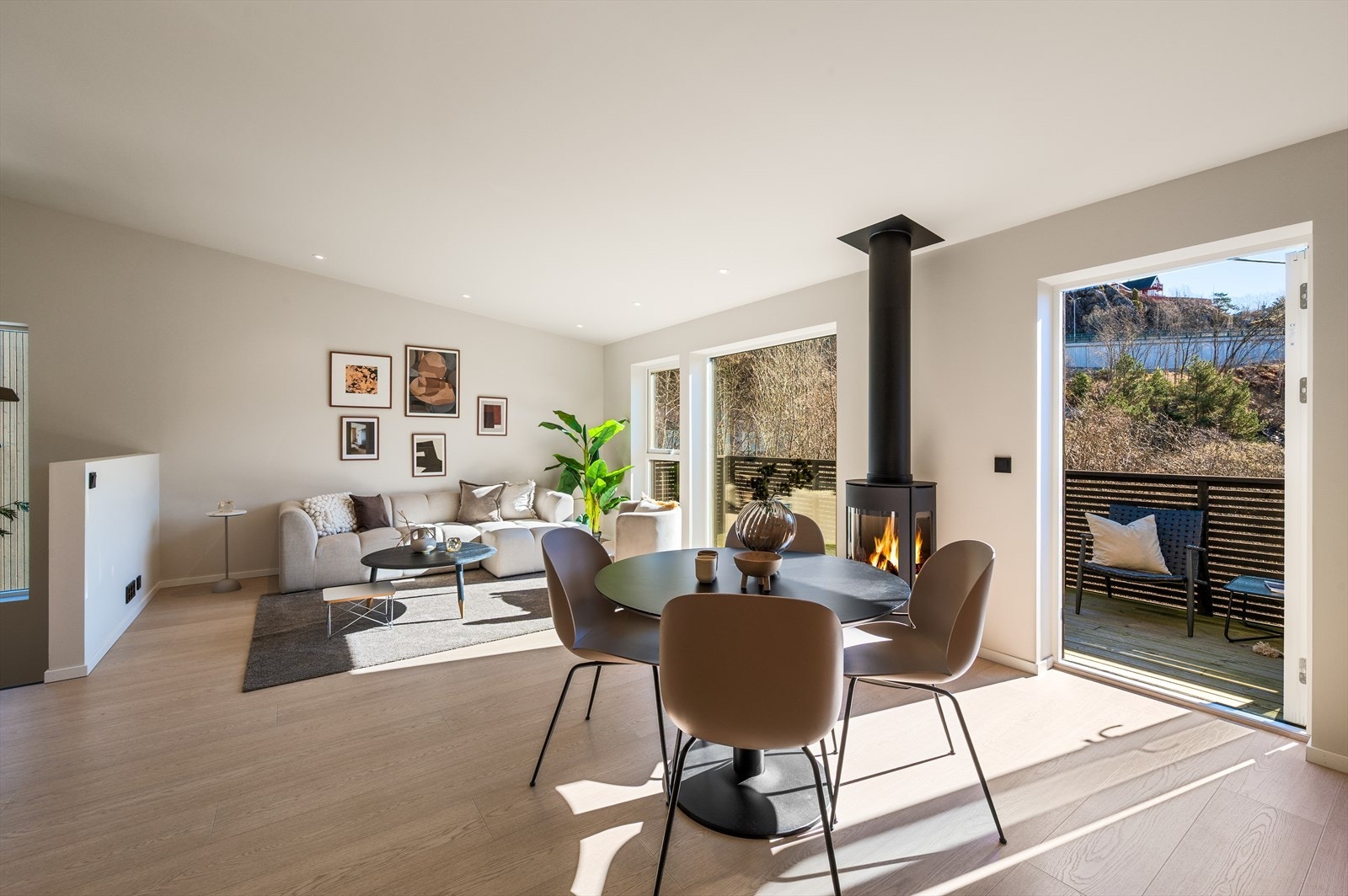 - Stue/kjøkken måler 29,7m². Boligen har balansert ventilasjon og et flott ildsted som bidrar til lavere strømutgifter og ekstra hygge - Galleribilde