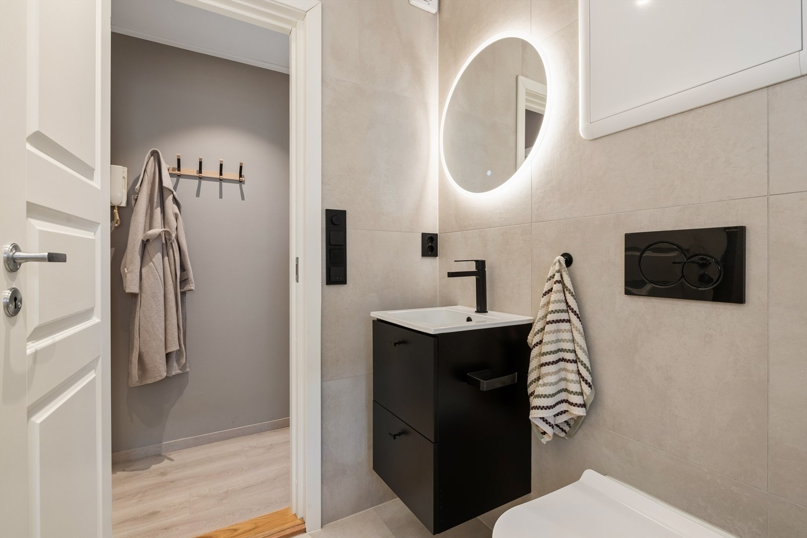 Badet ble rehabilitert i 2024, med flislagte overflater og elektriske varmekabler i gulvet. Galleribilde