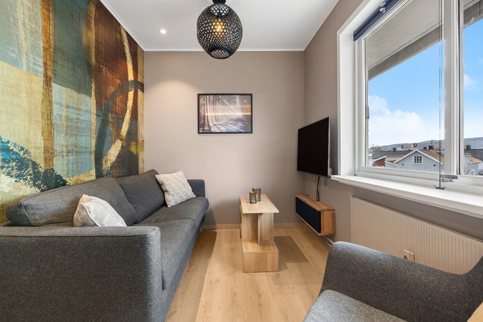 Leiligheten har varmefolie i gulvet og radiator med sentralvarme, hvor oppvarming er inkludert i felleskostnadene. Galleribilde