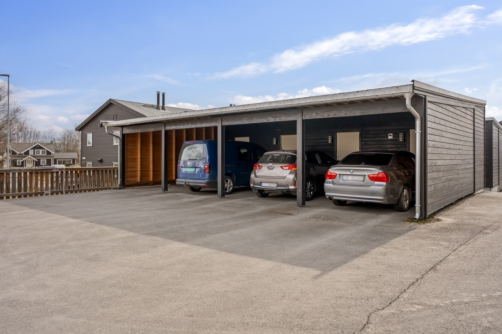 Til leiligheten hører en fast biloppstillingsplass i felles carportanlegg, samt en ekstern bod på 5 m². Galleribilde