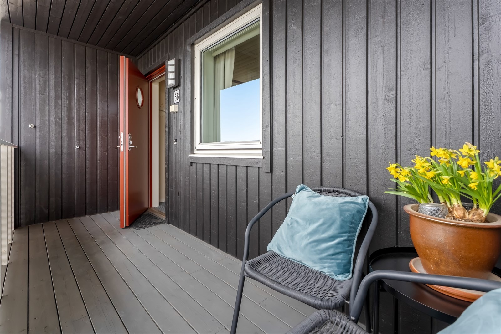 Overbygget inngangsparti med plass til en liten sittegruppe. Adkomst via felles utvendig trapp i trekonstruksjon. Galleribilde