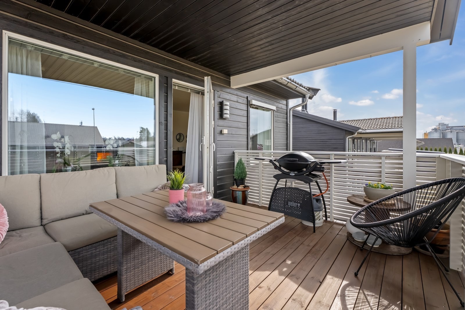 Fra stuen er det utgang til en overbygget, vestvendt terrasse på 11 m² Galleribilde