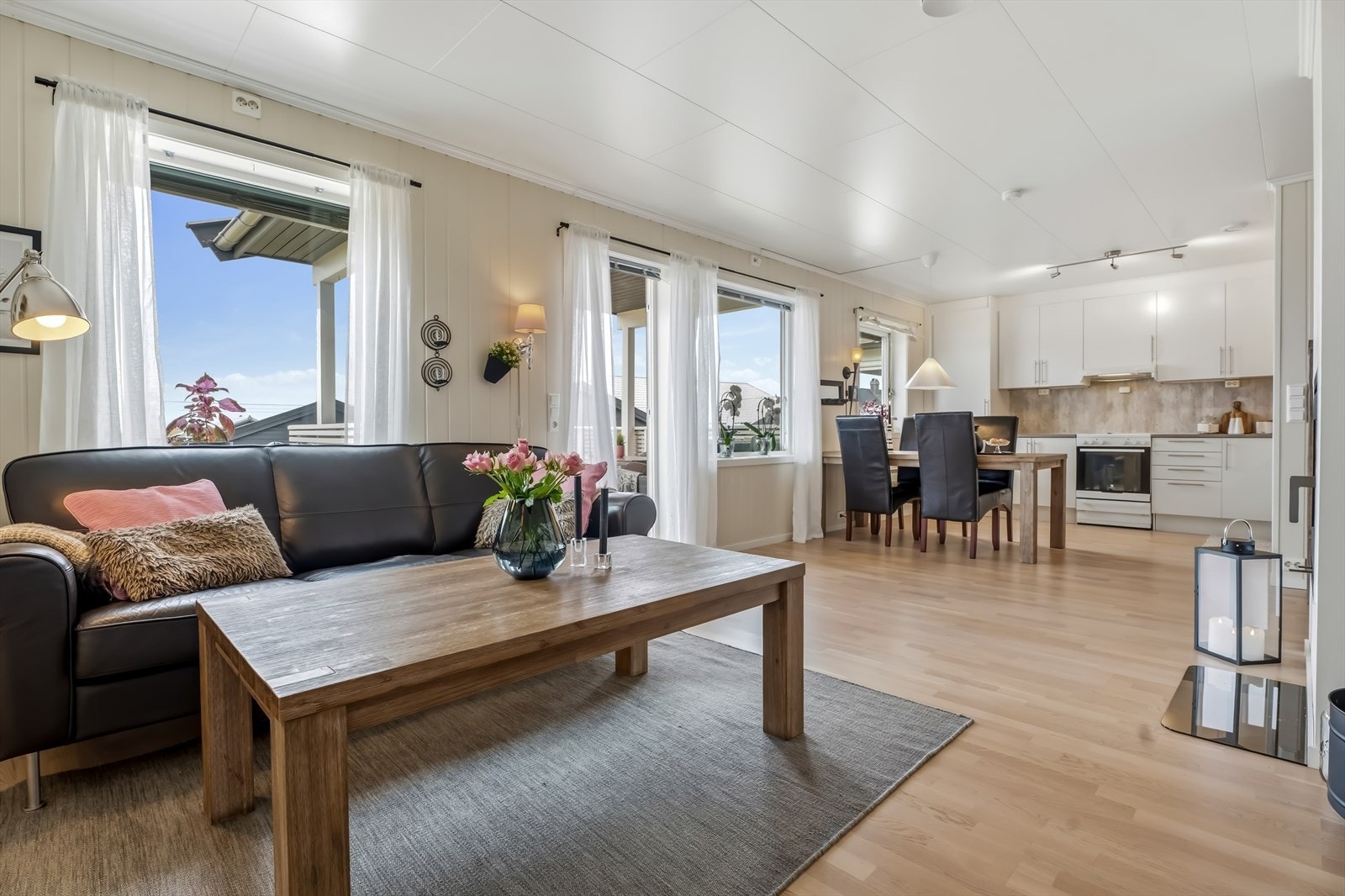 En moderne og arealeffektiv leilighet fra 2014 med åpen stue- og kjøkkenløsning og utgang til en overbygget, vestvendt terrasse. Galleribilde