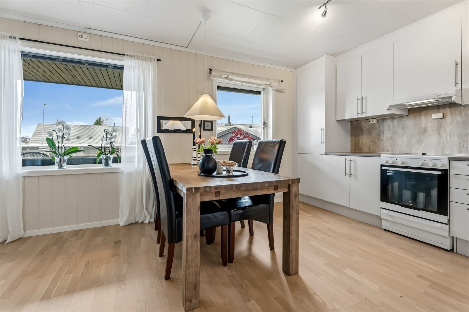 Det er god skap- og skuffeplass og plass for frittstående komfyr, kjøl-/fryseskap og oppvaskmaskin. Galleribilde