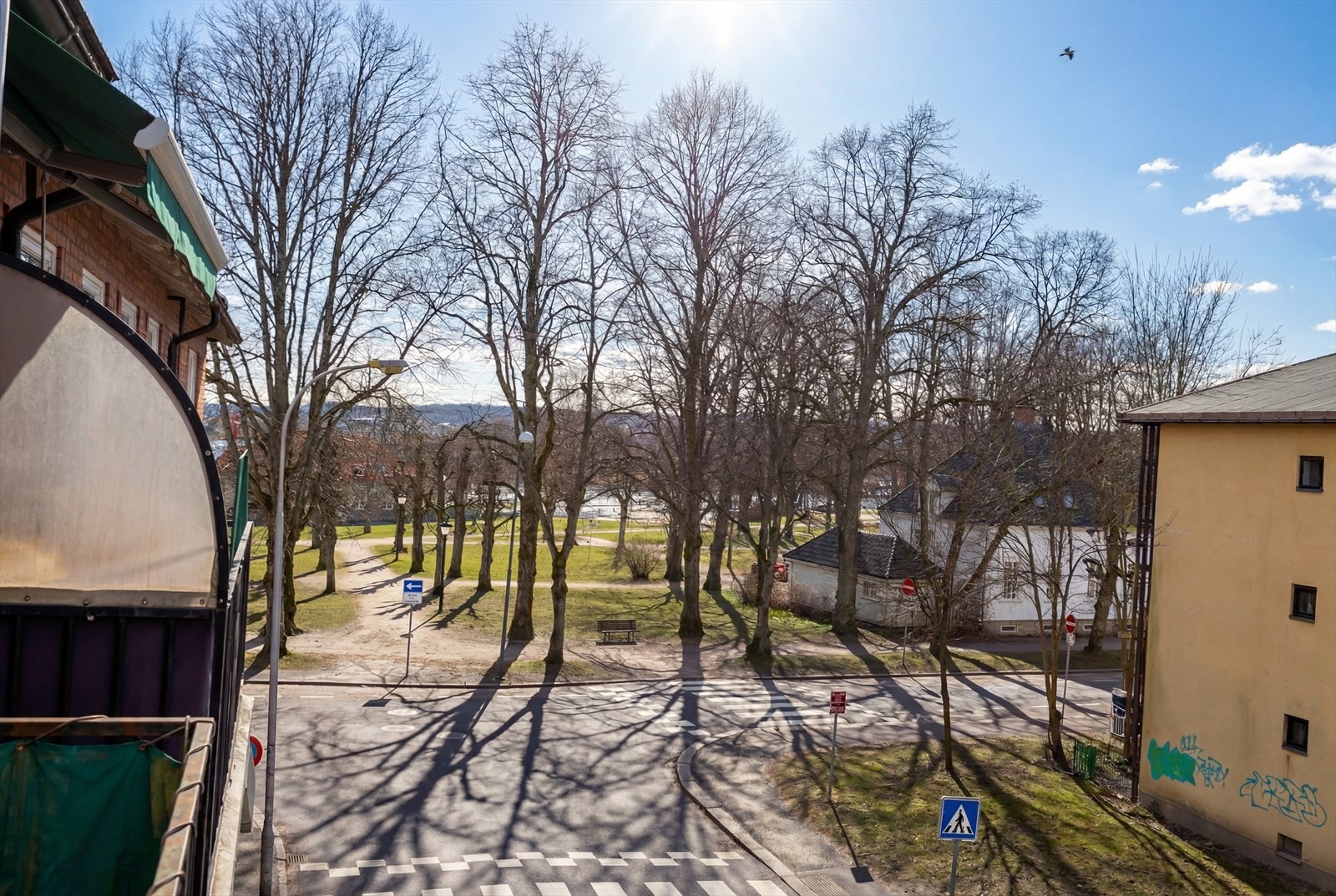 Den solrike, vestvendte balkongen gir god utsikt mot kunstnersenteret, parken og elva bak. Galleribilde