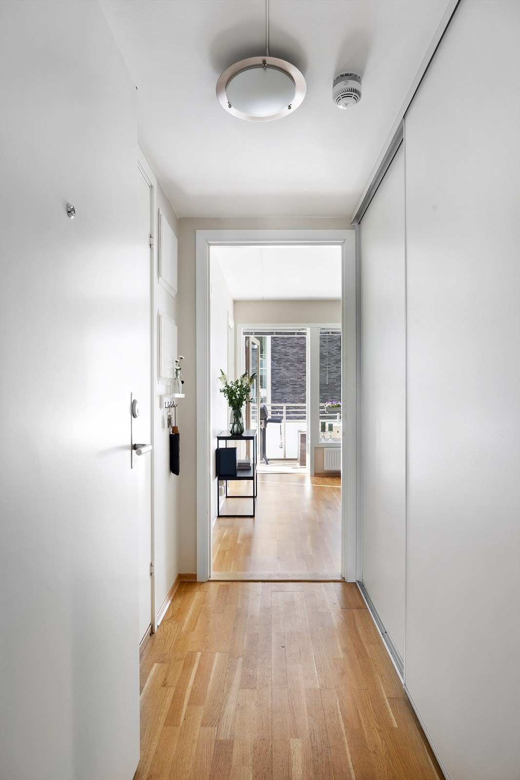 Leiligheten har en innbydende entré/gang med god plass til oppbevaring i stor skyvedørsgarderobe. Galleribilde