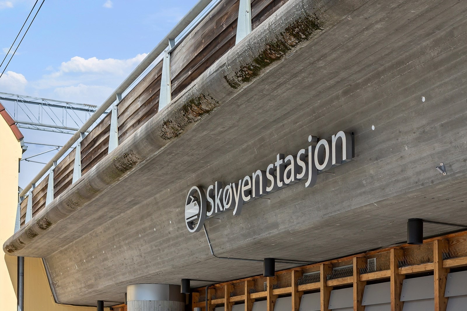Skøyen stasjon gir enkle forbindelser til sentrum med buss, og tog til store deler av Østlandet. Galleribilde