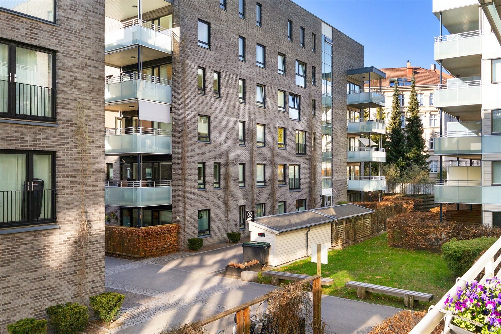 Leiligheten ligger i et moderne og attraktivt bygg fra 2008, med tidsmessige kvaliteter og praktiske løsninger som heisadkomst, balansert ventilasjon og felles varmeanlegg. Galleribilde