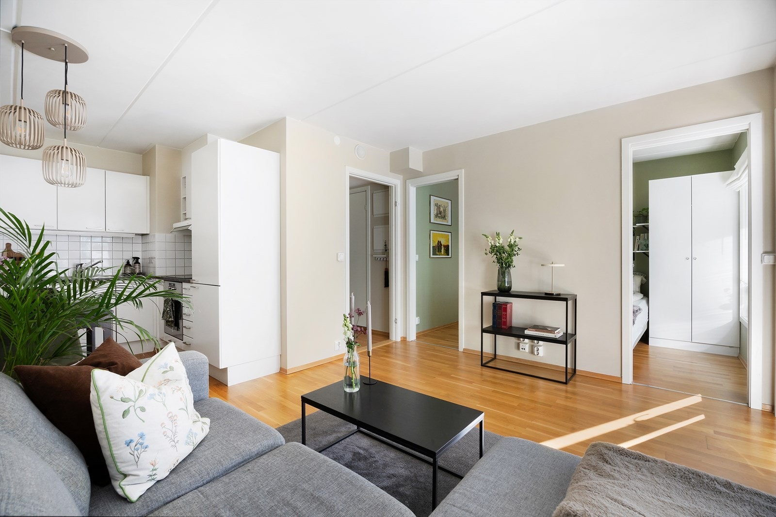 Leiligheten har vannbåren varme via radiatorer og balansert ventilasjon med tilluft til blant annet stue. Galleribilde