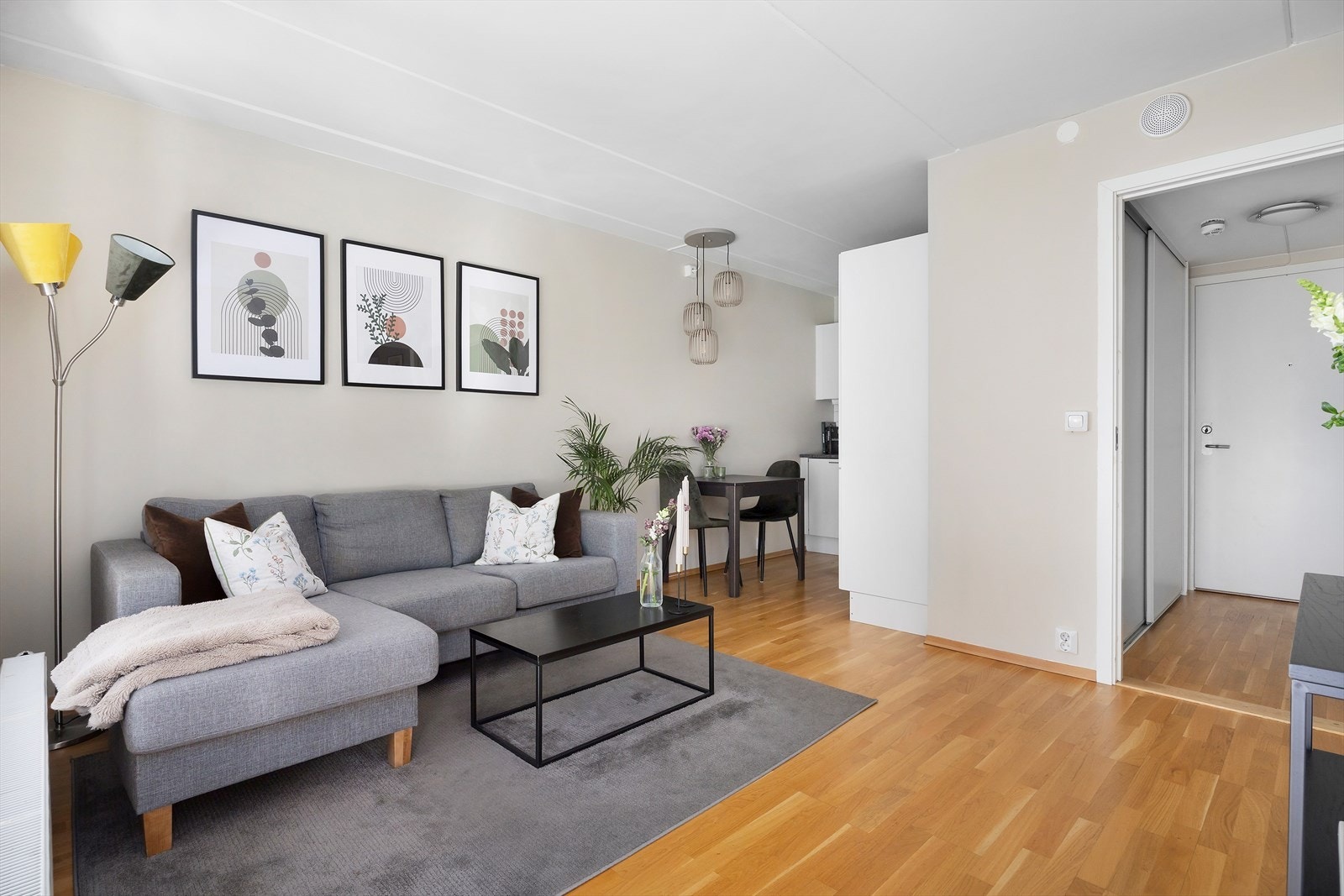 Stuen har en åpen og sosial løsning mot kjøkkenet, og det er god plass til både sofagruppe og spiseplass. Galleribilde