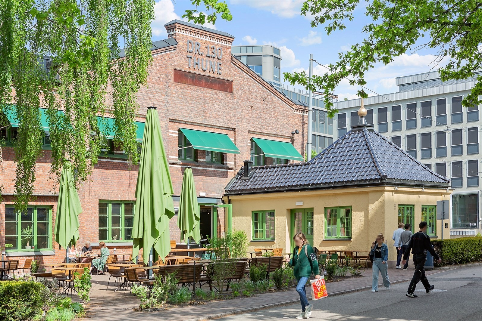 Peloton uteservering hvor man kan nyte sommerkvelder med godt selskap. Galleribilde