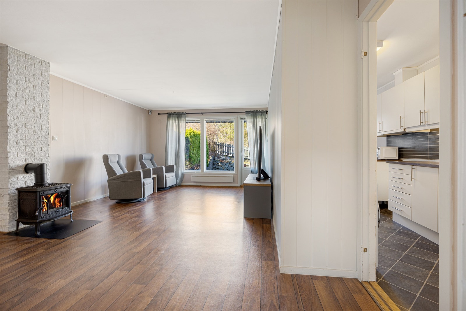 Stuen er boligens samlingspunkt, med god plass til både sittegruppe og spisebord. Galleribilde