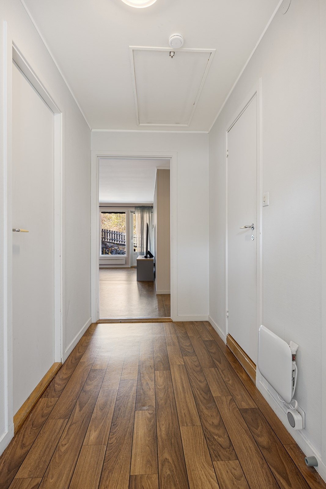 Fra gangen er det også en takluke med stige til et uinnredet kaldtloft for ekstra lagring. Galleribilde