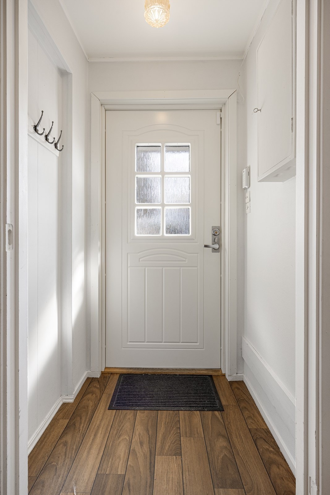 Vindfanget ønsker velkommen med en profilert entrédør med glassfelt, ny i 2014. Galleribilde
