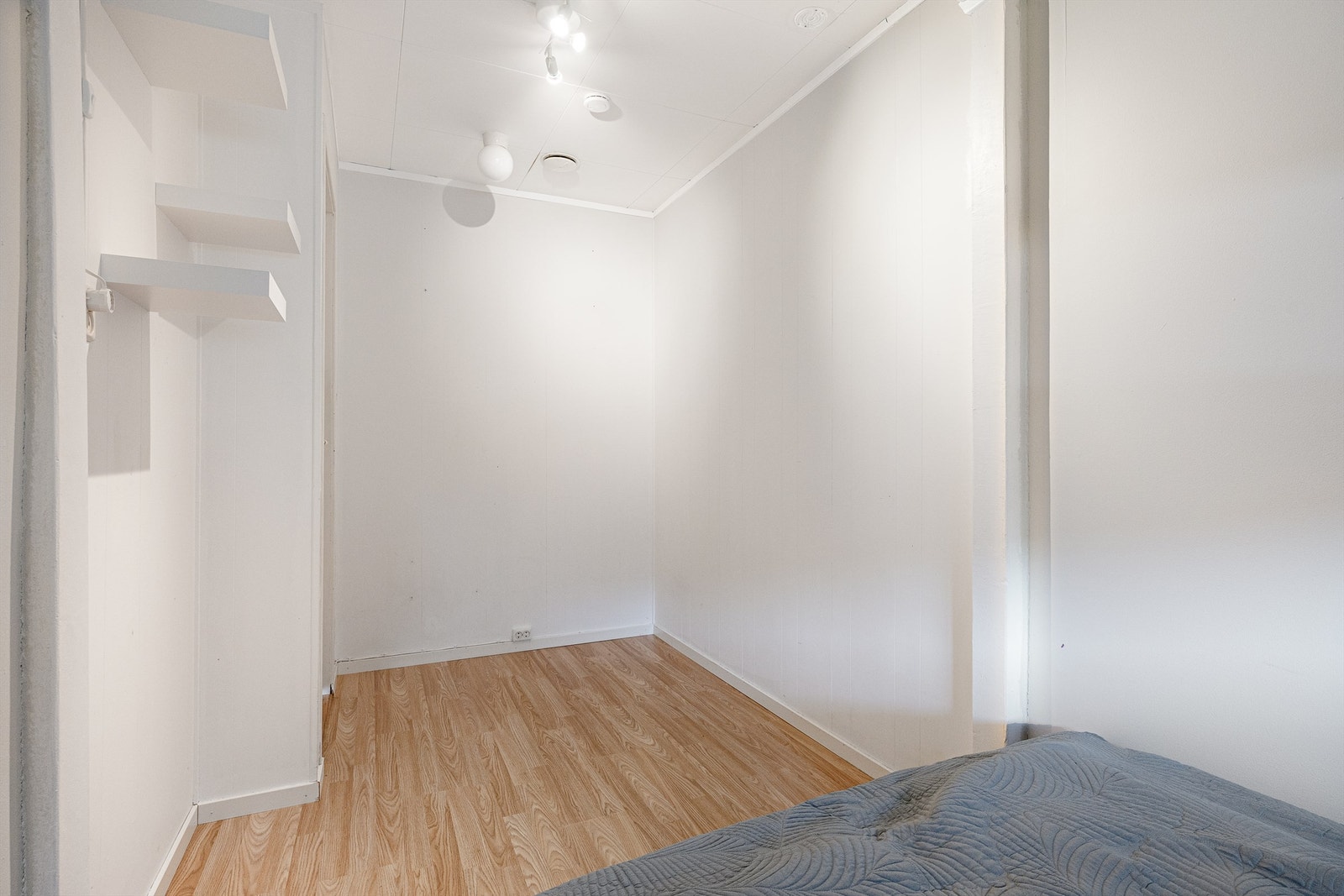 Dette rommet er i dag innredet som soverom og har laminat på gulvet. Galleribilde