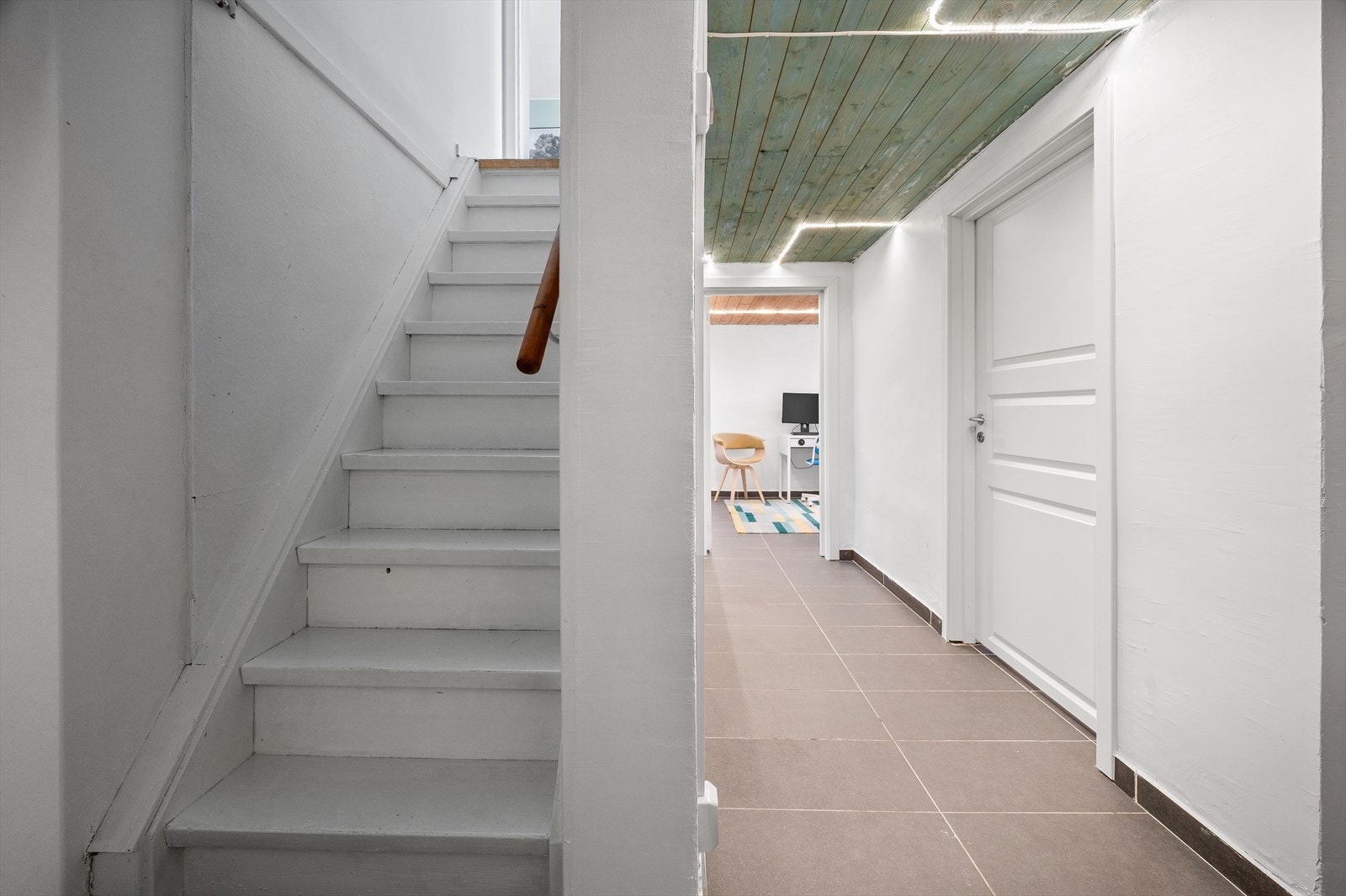 Kjellergang med flislagt gulv fra 2023. Galleribilde