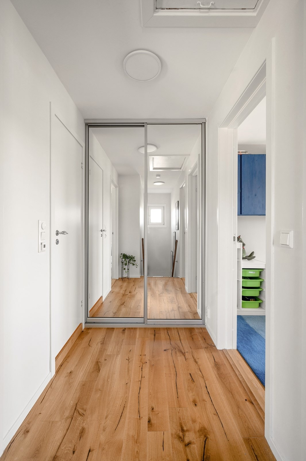 Gangen i 2. etasje har skyvedørsgarderobe for ytterligere lagringsplass, samt adkomst til kaldt loft via loftsluke. Galleribilde
