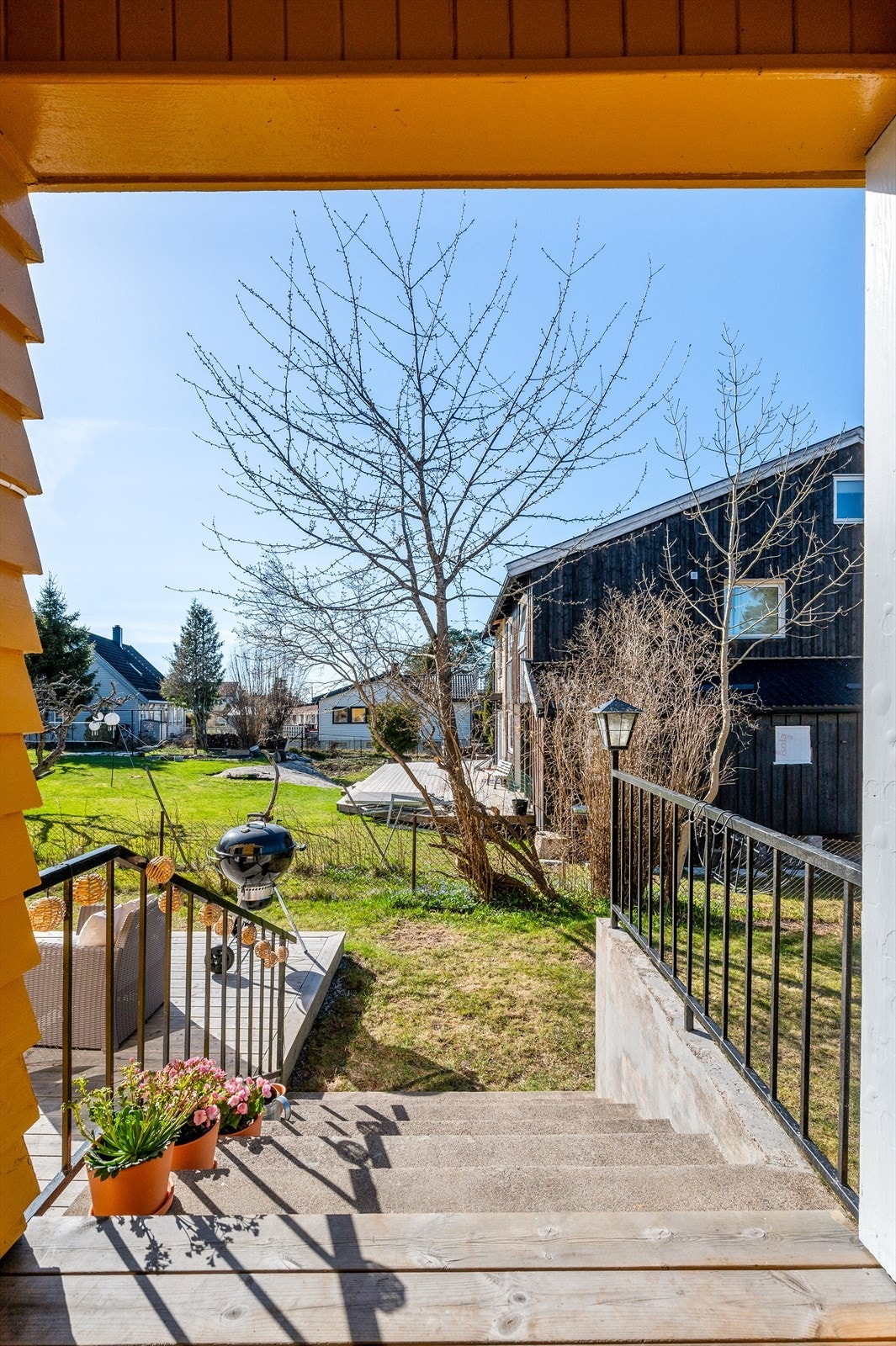 Terrassen på ca. 15 m² har god plass til utemøbler og grill. Galleribilde