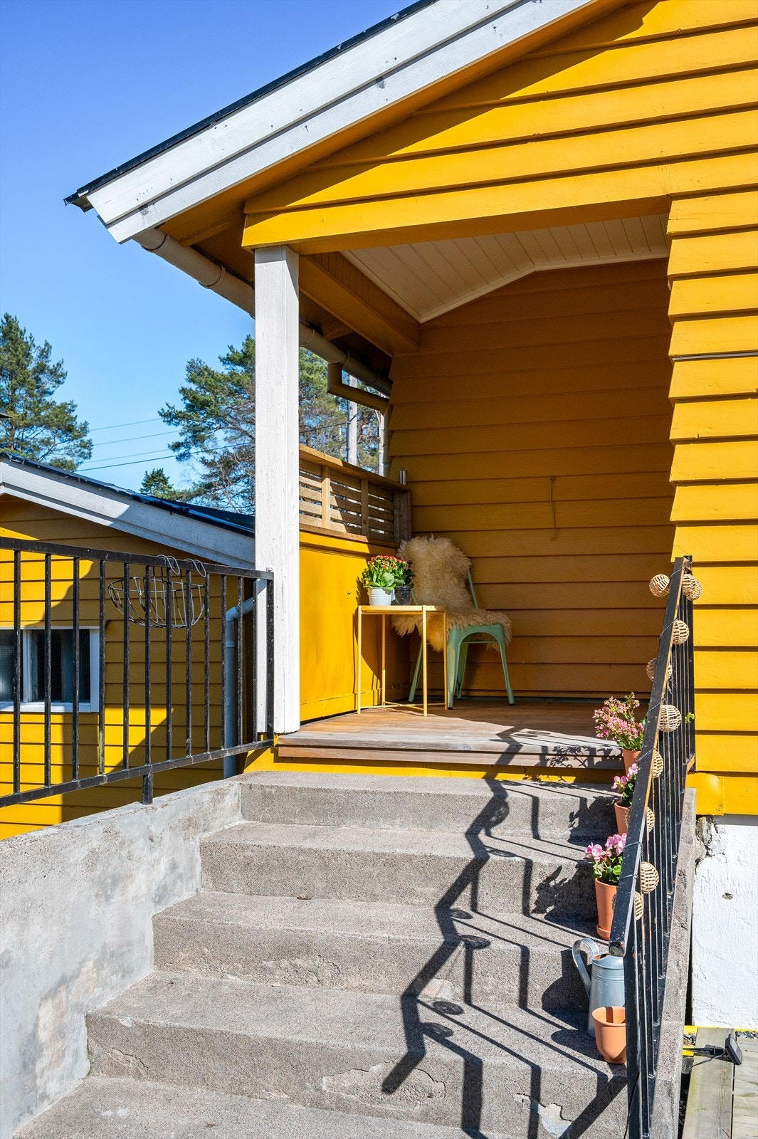Fra stuen er det utgang til en liten, overbygget veranda på ca. 3 m², med videre adkomst til hage og terrasse via trapp. Galleribilde