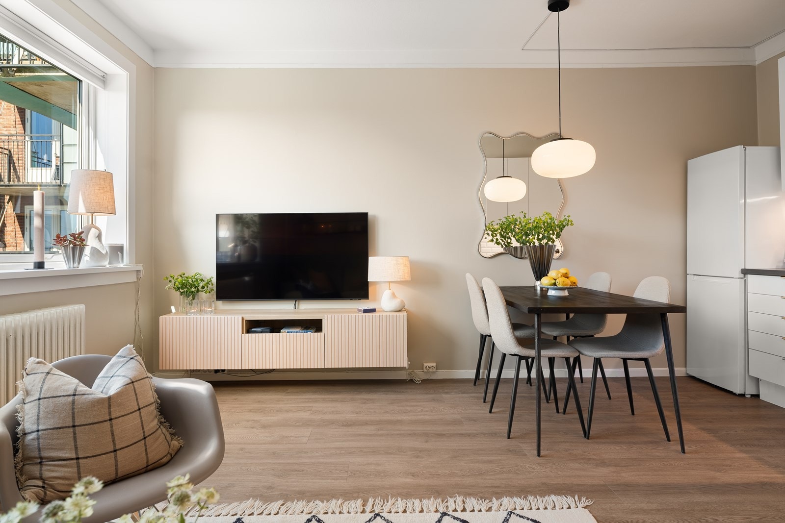 I stuen er det god plass til sofagruppe, TV med tilhørende medie- og oppbevaringsmøblement, samt spisebord. Galleribilde