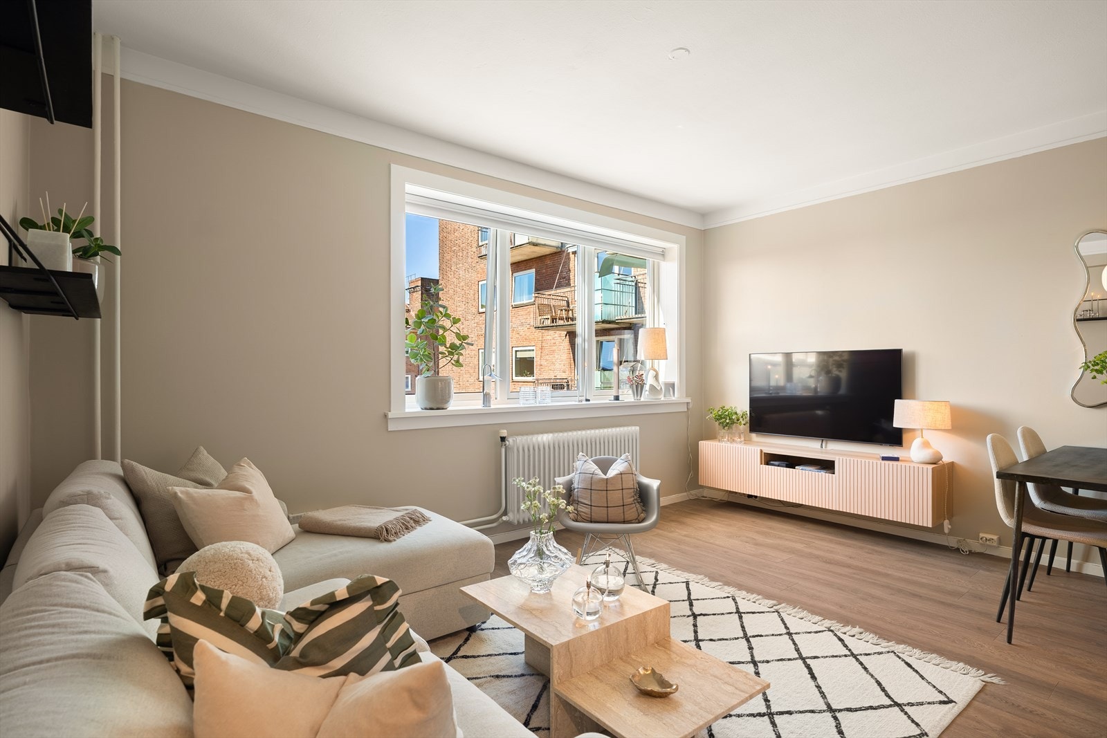 Velkommen inn! Lys og luftig stue med store vindusflater med brede karmer og en takhøyde på hele 2,7 meter. Galleribilde