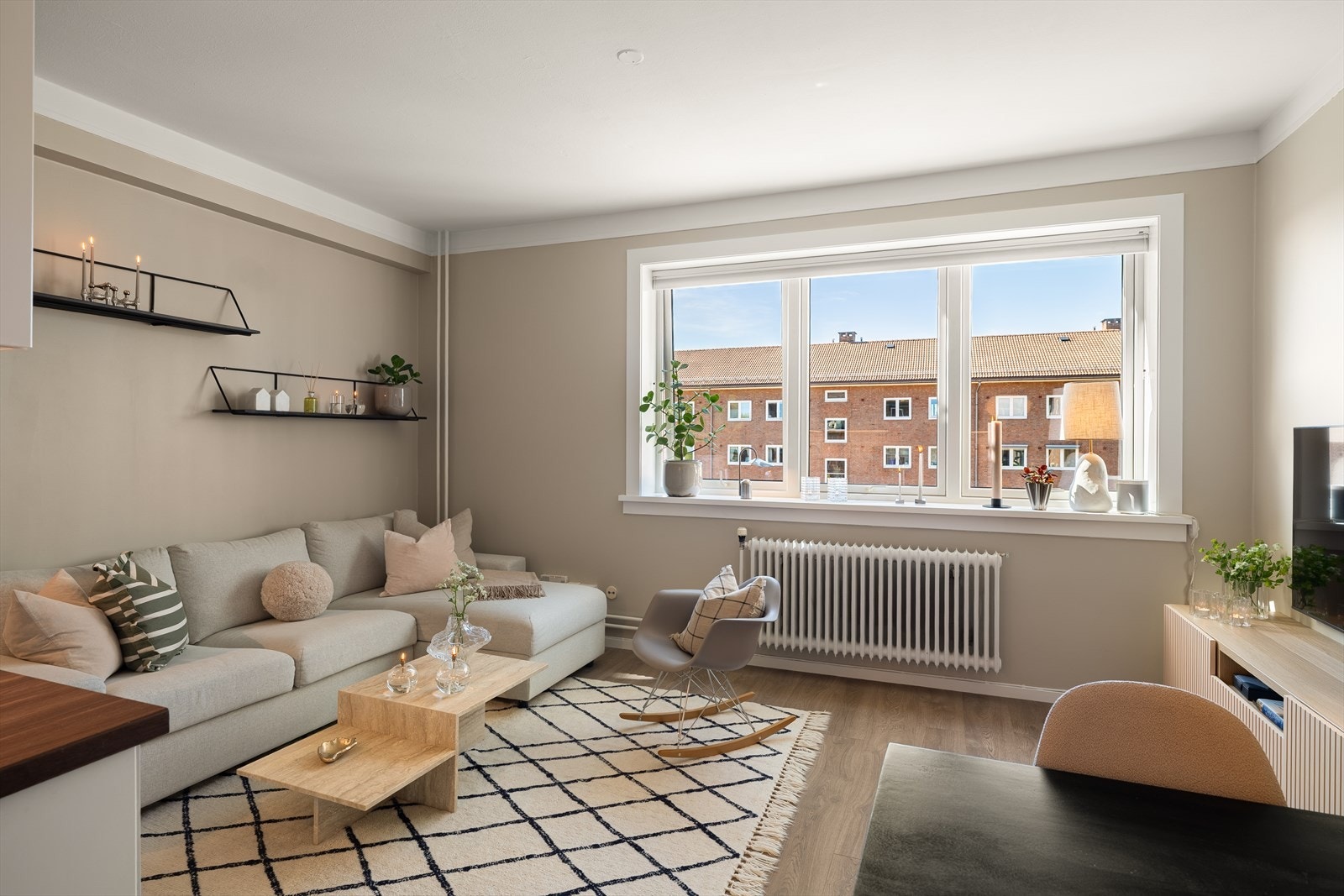Leiligheten har pene overflater og ble malt i 2025, i den varme, beige tonen Sand fra Jotun. Galleribilde