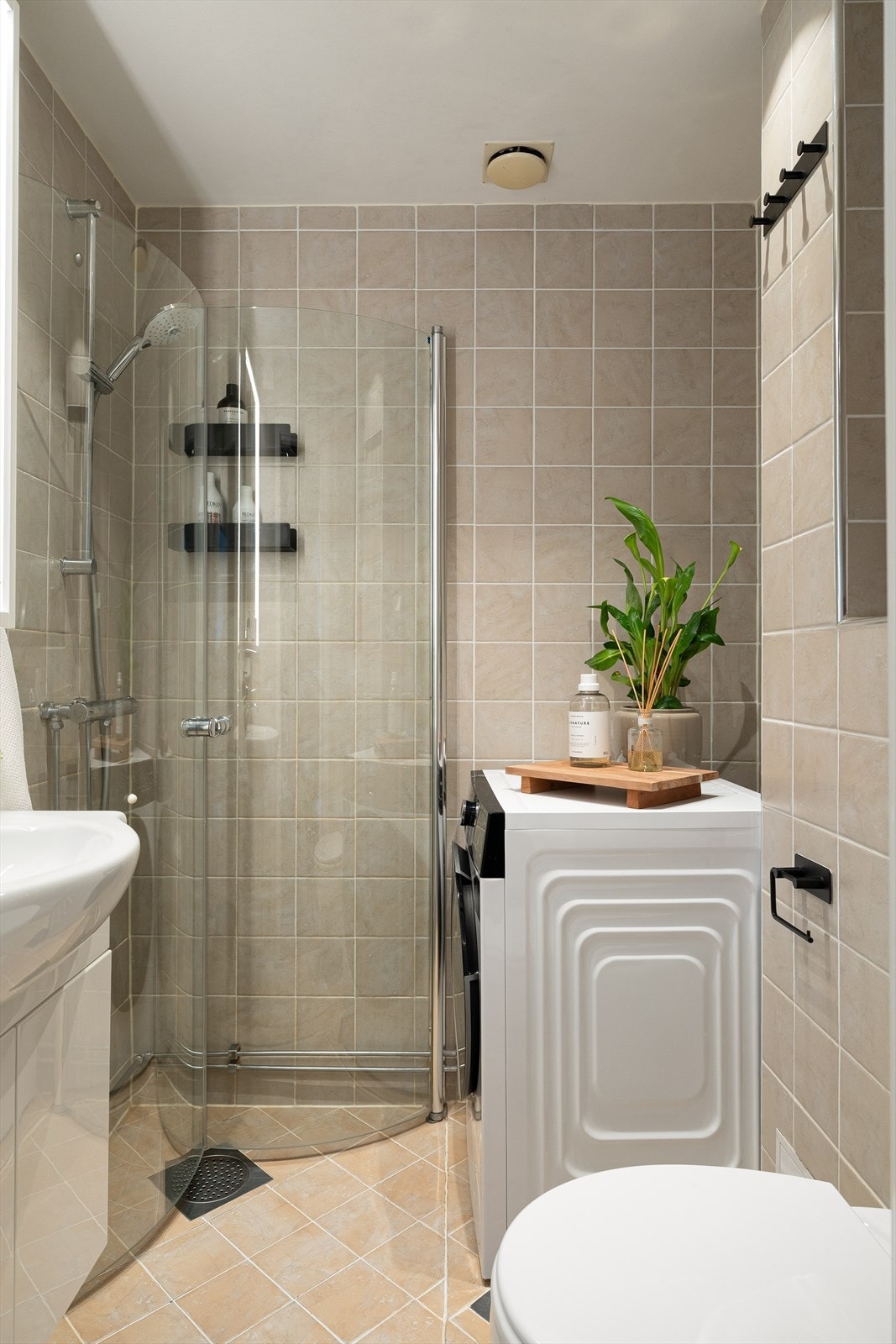Pent flislagt baderom med varme i gulvet og downlights i himling oppgradert i 2014. Galleribilde