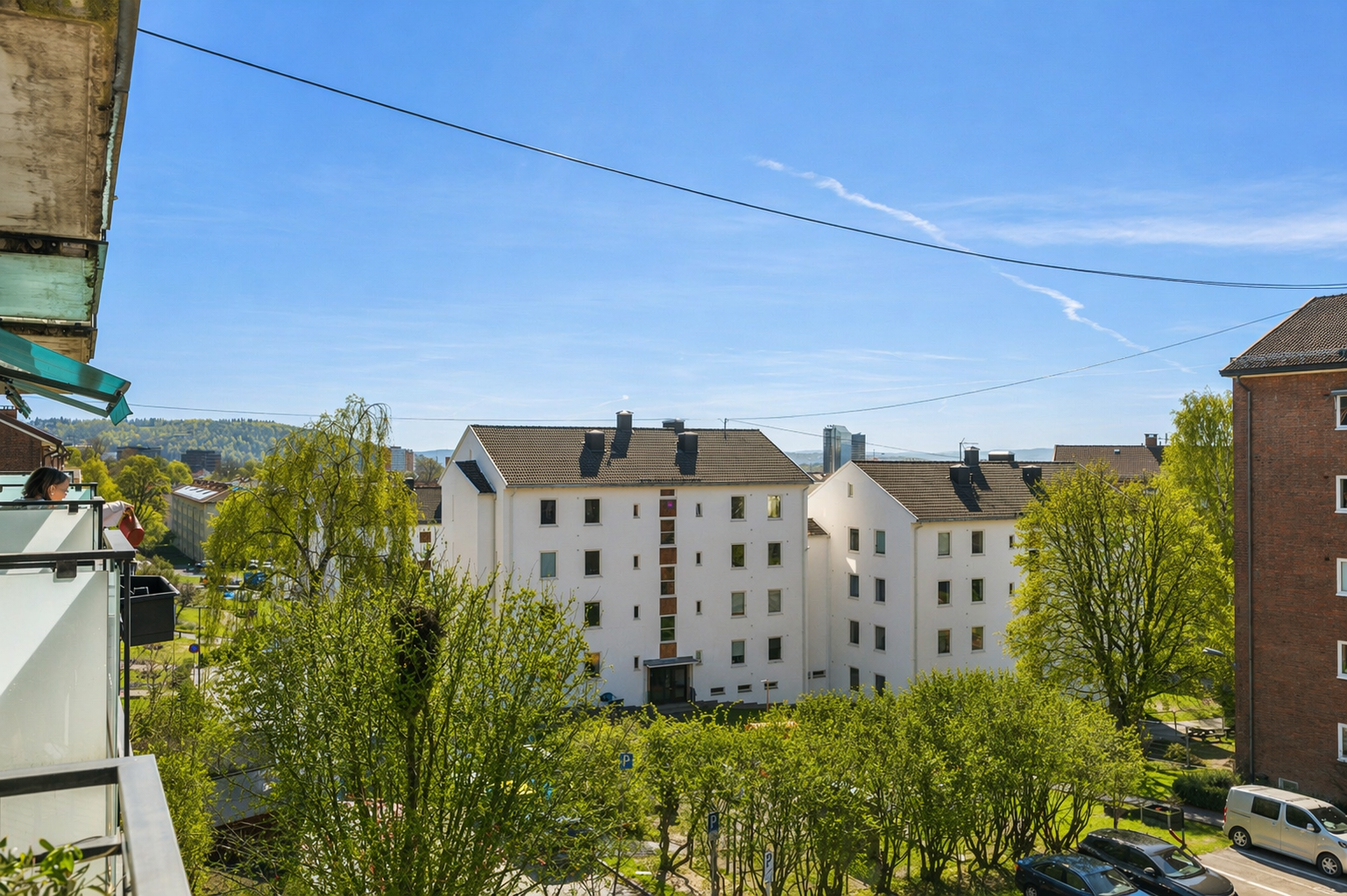 Utsikt fra balkong. Her bor du med idylliske Ola Narr som nærmeste nabo, et grønt og fredelig pusterom samtidig som alt av byens fasiliteter ligger rett utenfor døren! AI-redigert. Galleribilde