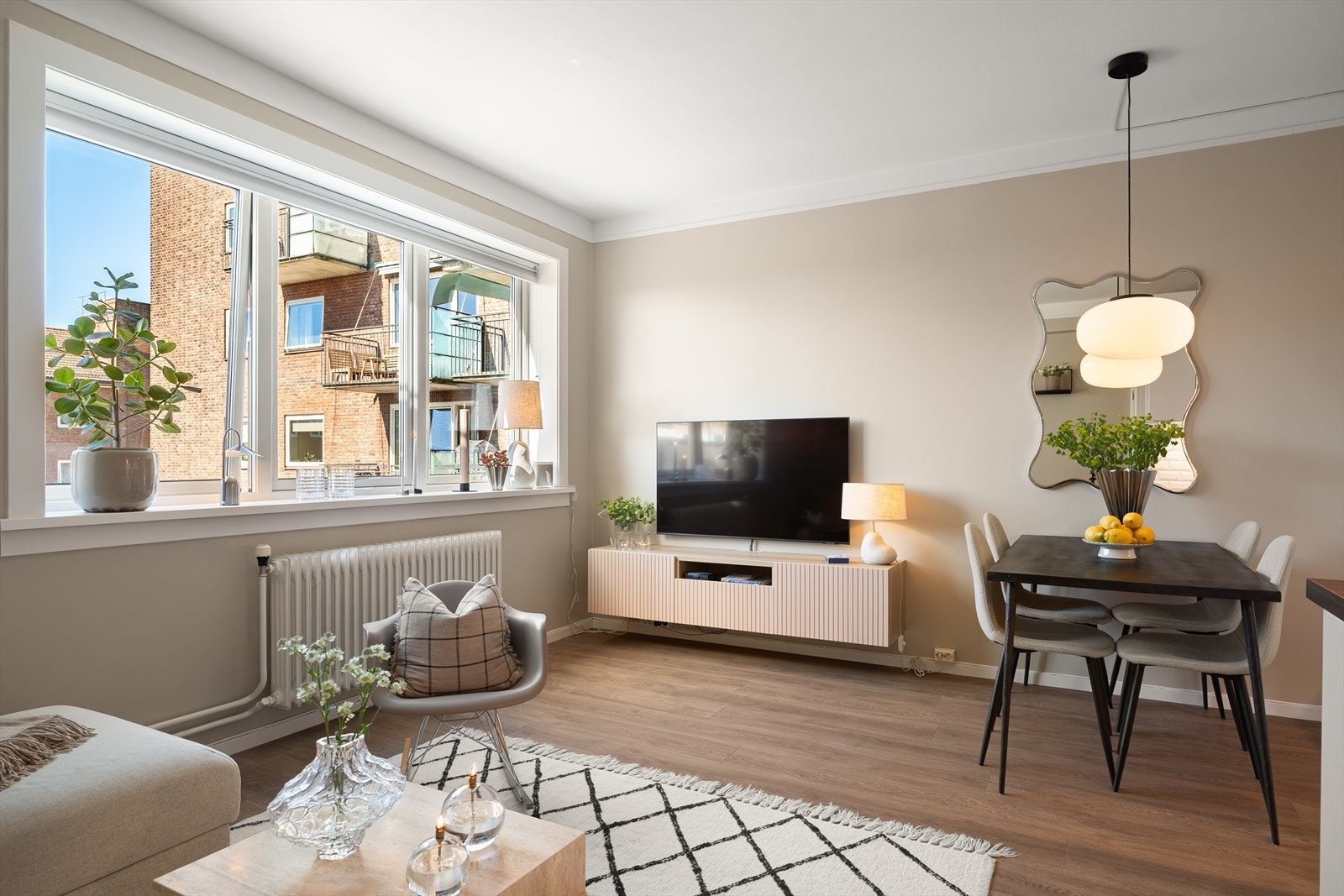 Leiligheten har særdeles gode sol- og lysforhold. Det er montert tilpasset solskjerming på vindusflatene i stuen. Galleribilde