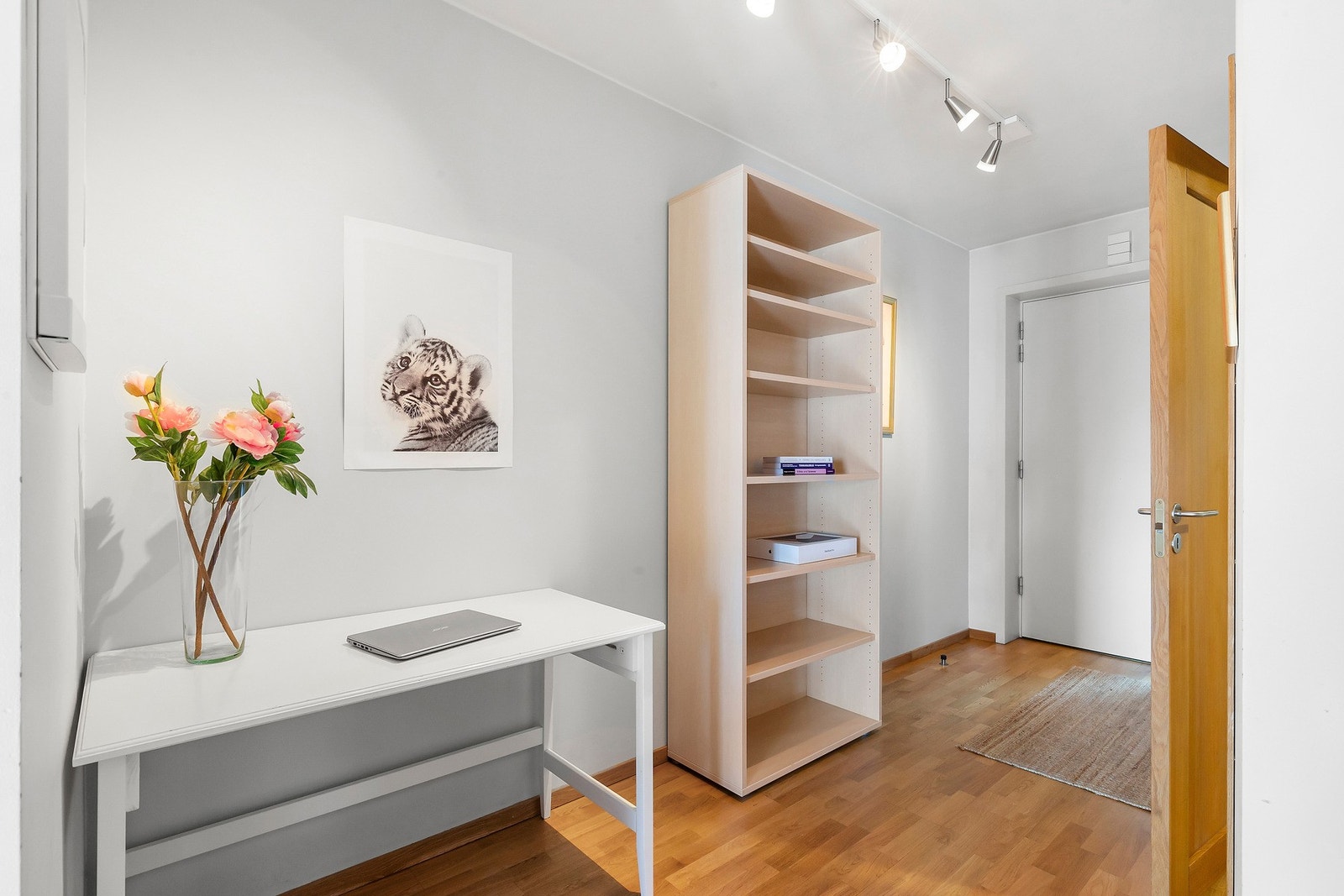 Gangen er av god størrelse, hele 10 kvm. Her er det også plass for kontorpult. Galleribilde