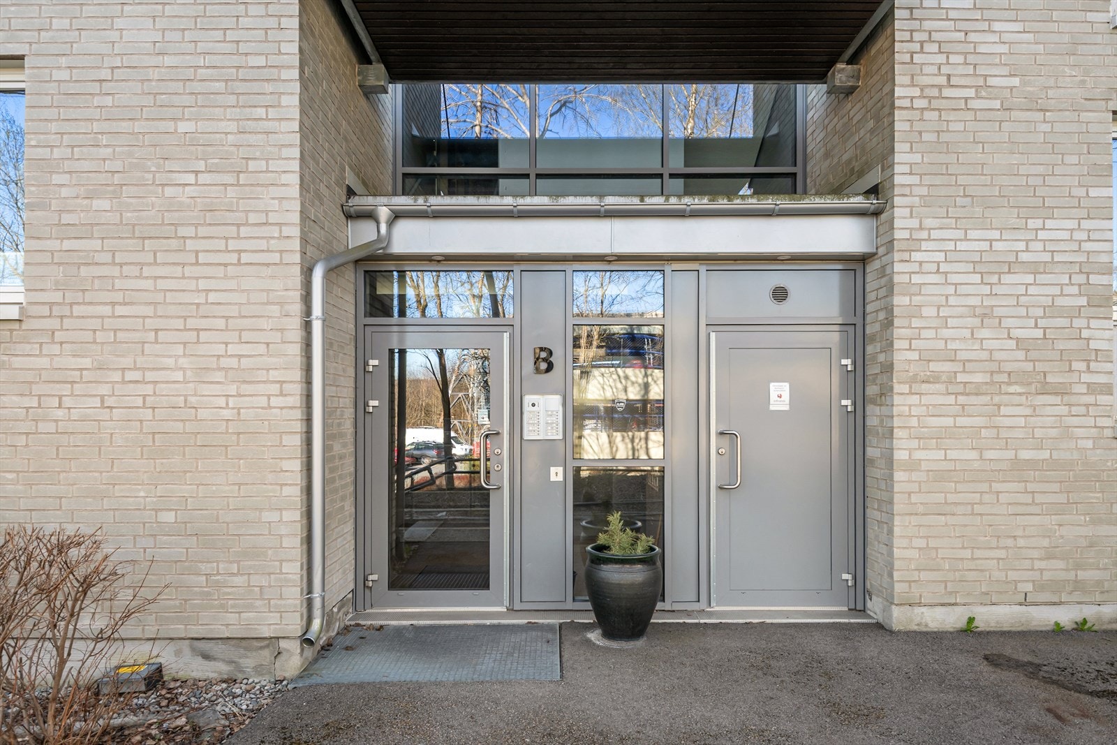 Bygget fremstår som velholdt og del av et etablert sameie med grønne fellesarealer og et rolig bomiljø. Galleribilde