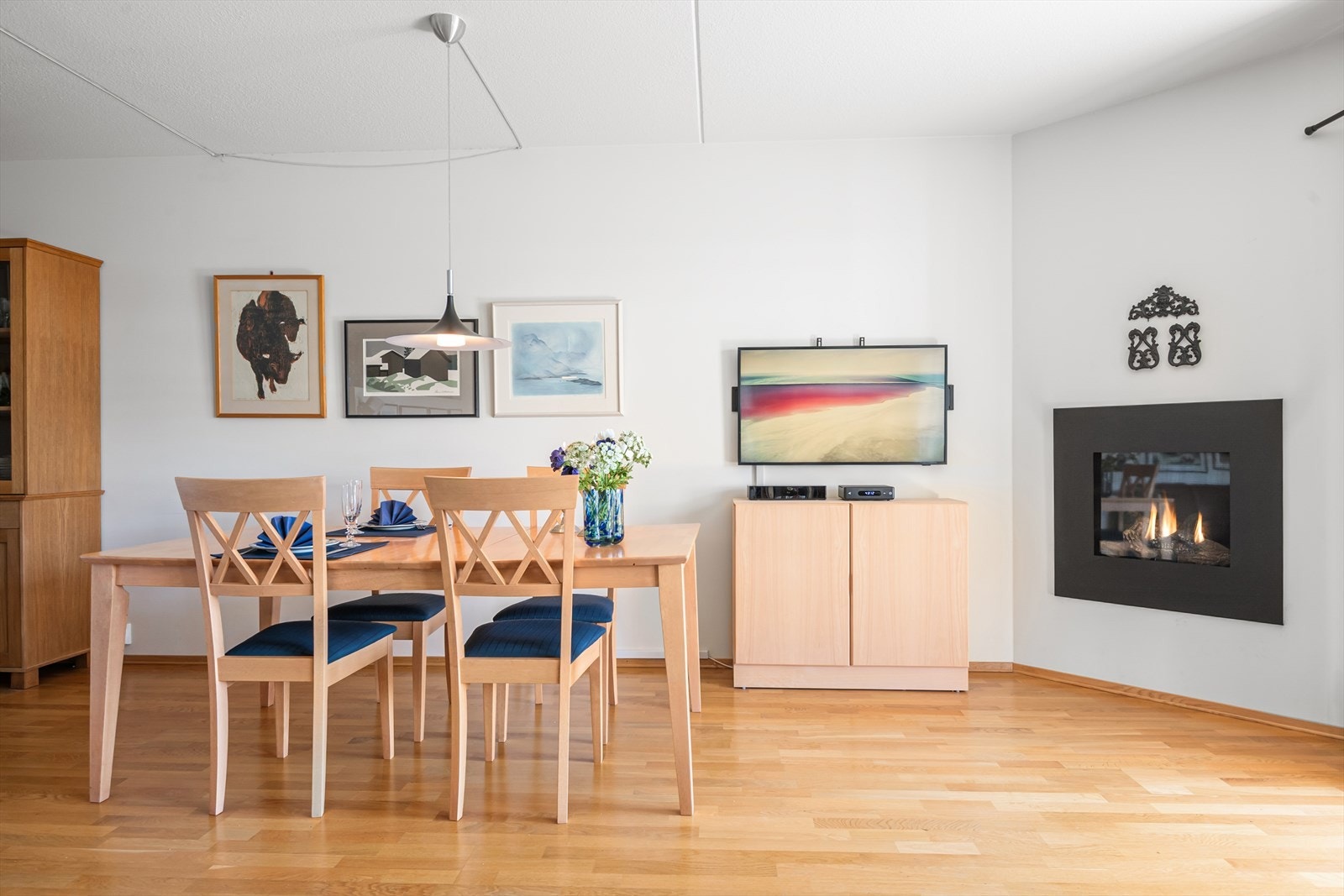 Spisestuen som ligger naturlig tilknyttet stuen og gir en sosial og åpen løsning. Galleribilde
