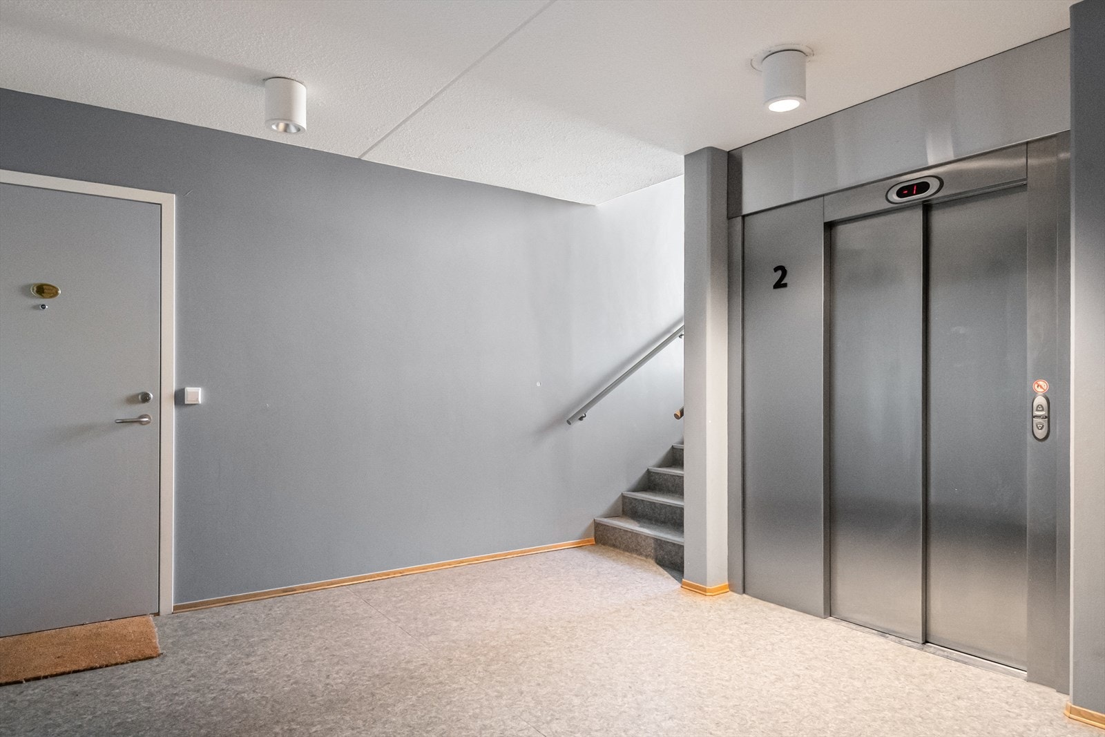 Boligen har tilgang til heis som gir enkel og komfortabel adkomst til leiligheten fra både inngangsparti og garasjeplassen med EL-Bil lader. Galleribilde