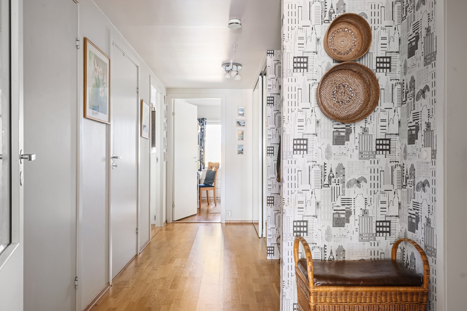 Her er det god plass til å henge av seg yttertøyet i en romslig skyvedørsgarderobe, i tillegg til åpen skapløning. Galleribilde