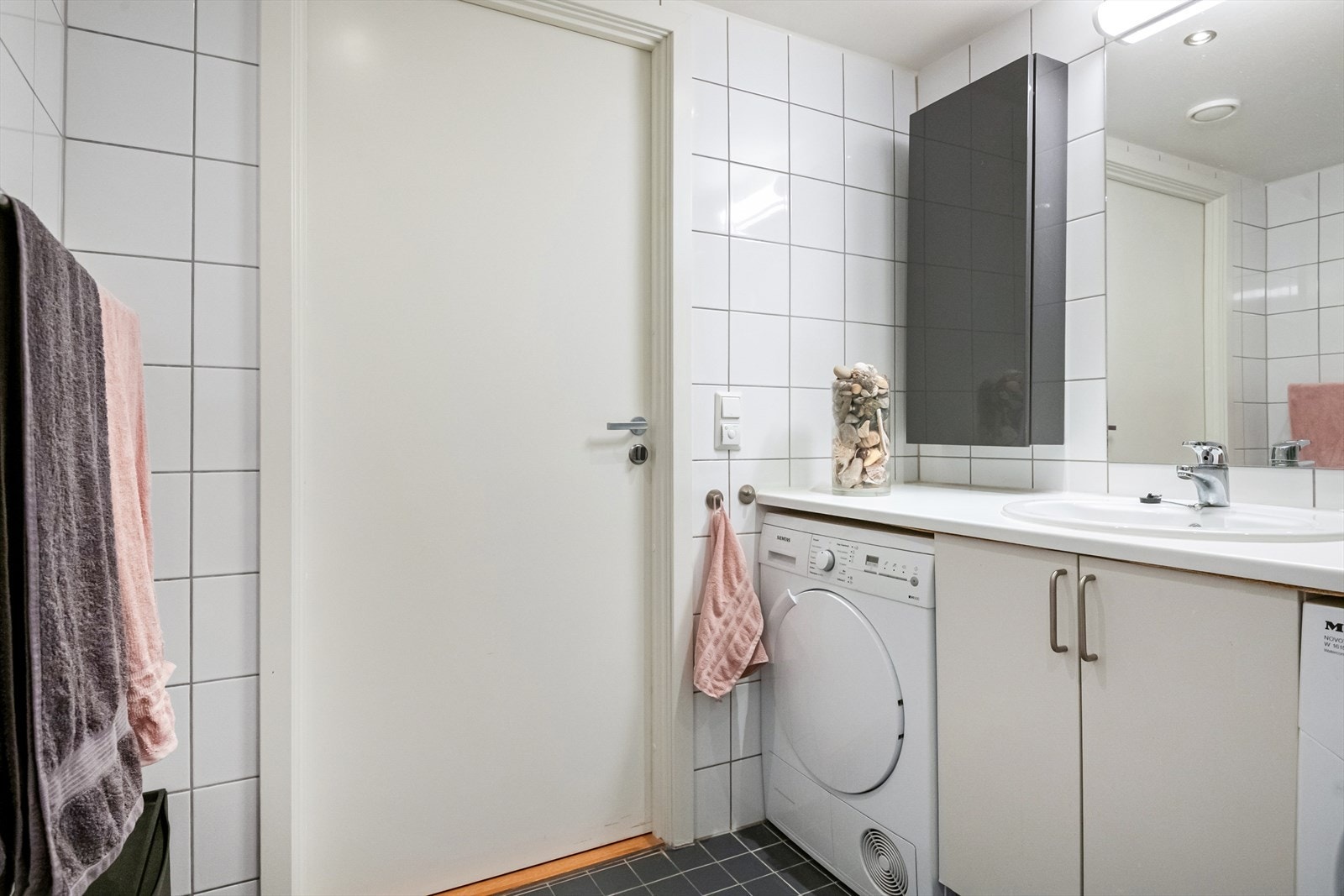 Badet har inngang fra entréen og er lett tilgjengelig. Galleribilde