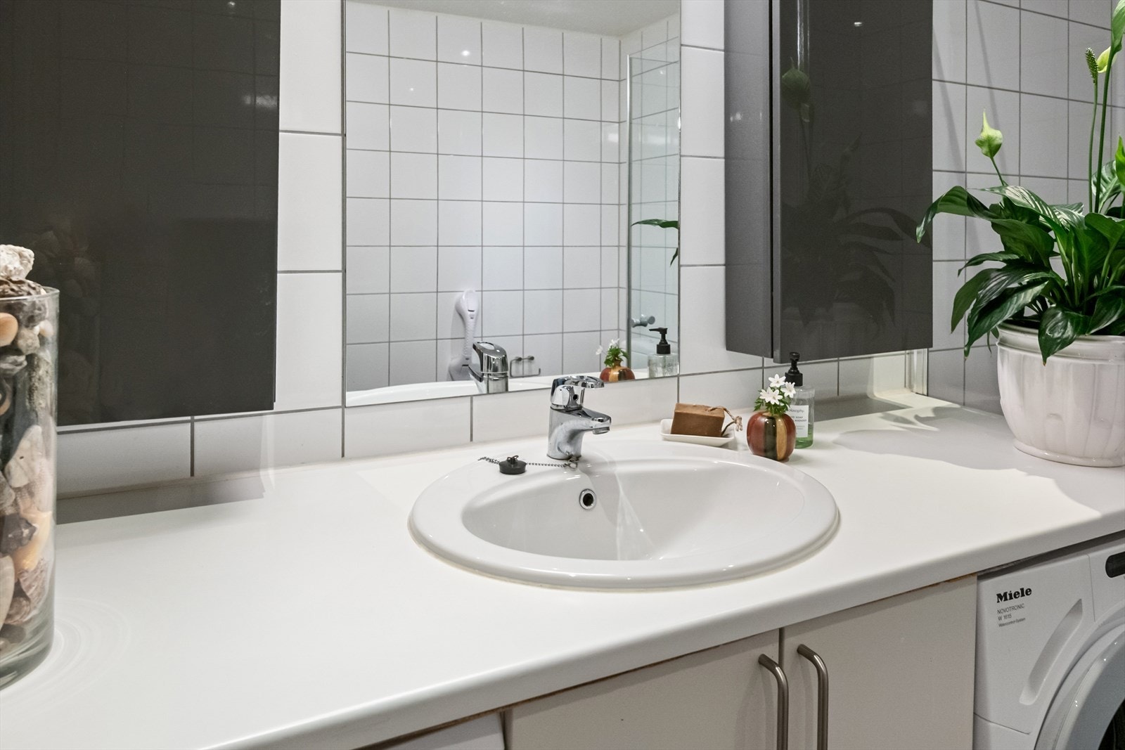 Tidløse materialvalg og gode løsninger gir badet et ryddig og behagelig uttrykk. Galleribilde