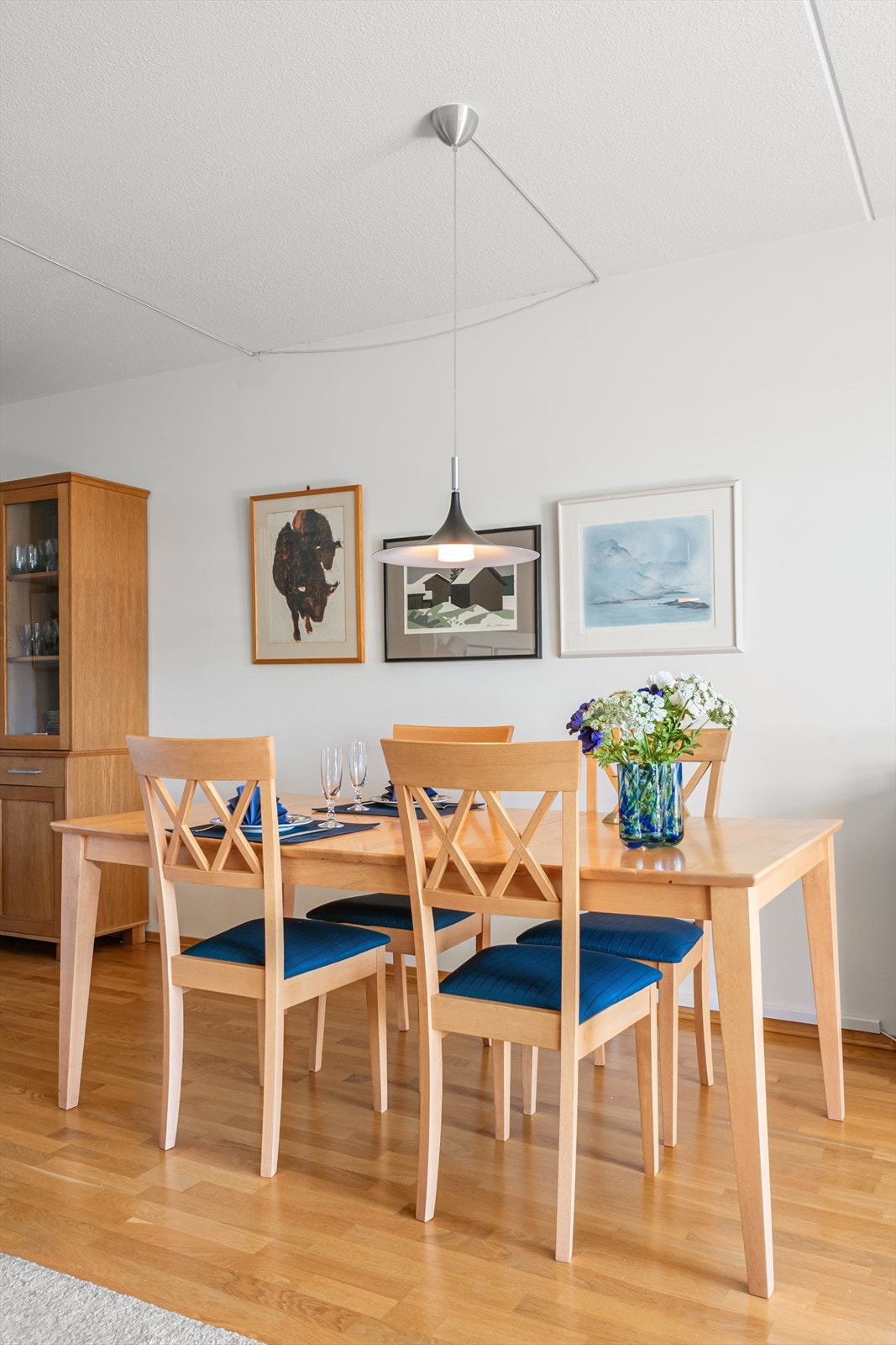Her er det god plass til et større spisebord hvor man kan samle gjester til både hverdagsmåltider og hyggelige anledninger. Galleribilde
