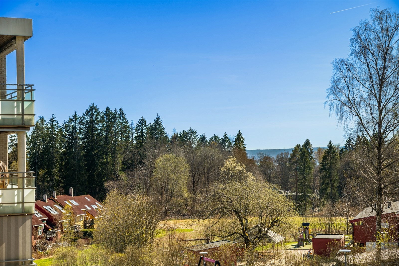 Åpent og luftig nærområde som gir ro med god avstand til naboer. Galleribilde
