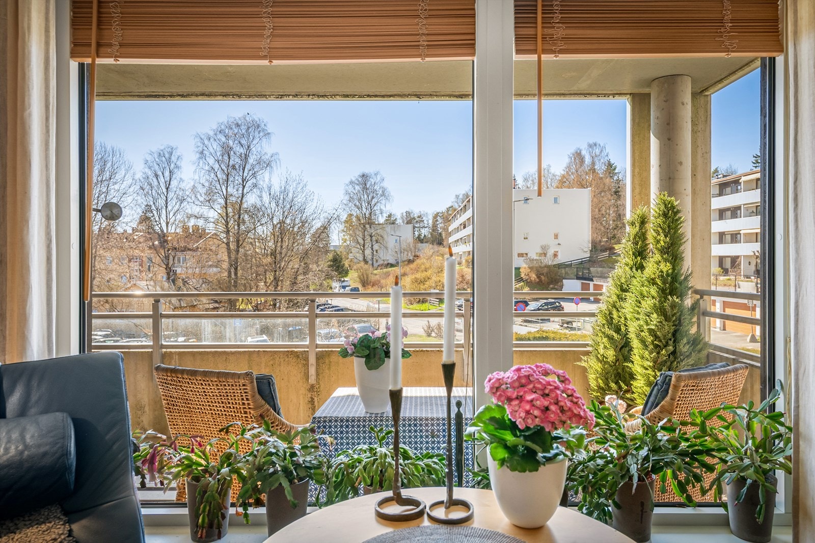 De store vindusflatene slipper inn rikelig med dagslys. Galleribilde