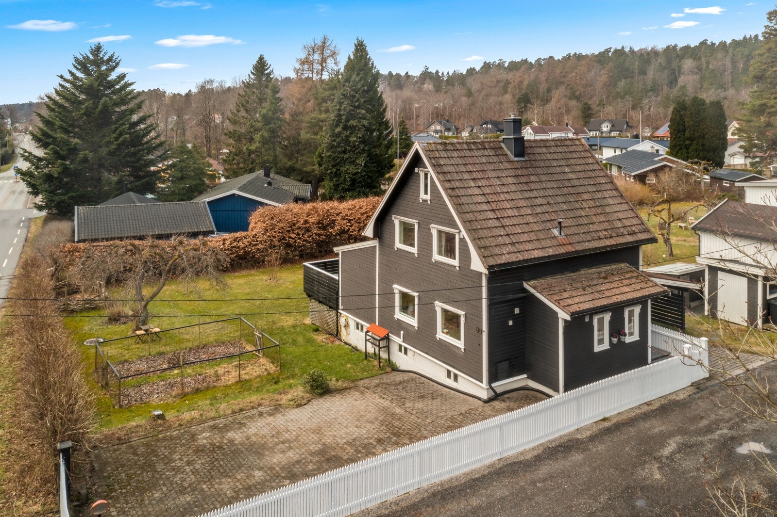 Praktisk gårdsplass og god parkering på egen tomt. Galleribilde