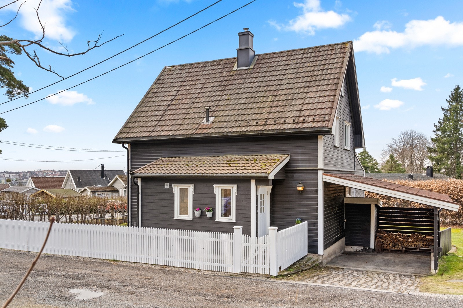 Sjarmerende enebolig med klassisk uttrykk, pent opparbeidet inngangsparti og praktisk carport (ikke byggesøkt/godkjent). Galleribilde
