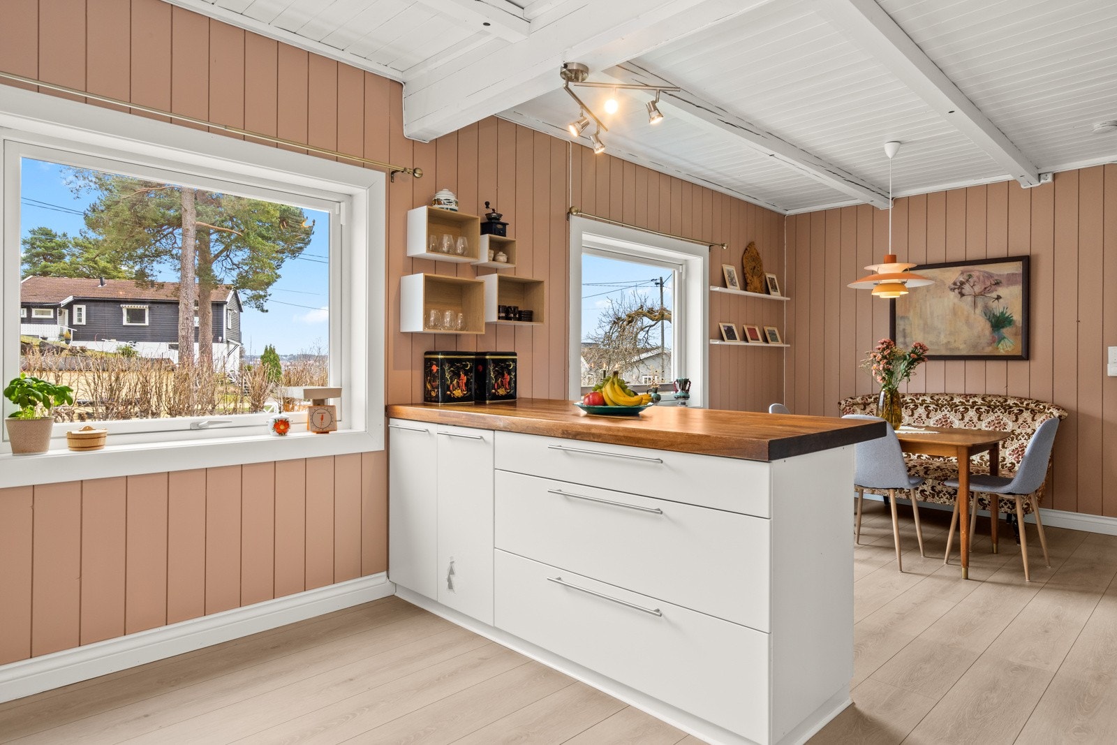 Det er rikelig med lysinnslipp på kjøkkenet. Romslig kjøkkenøy og rikelig skapplass - ideelt for både matlaging og samvær. Galleribilde